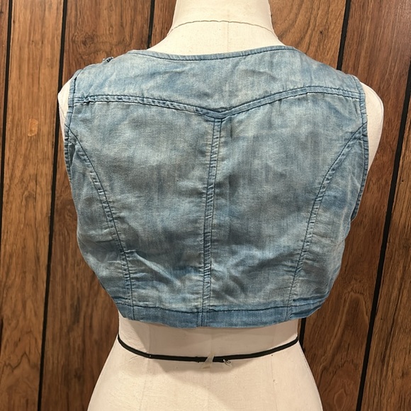 2/$20 Vintage blue light wash denim like ruffle vest Women’s size M - Picture 4 of 7